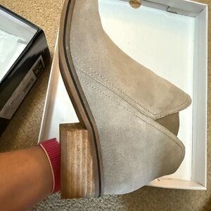 BLONDO Gray waterproof tan mushroom Lanka Suede ankle Boots 8.5 fits an 8